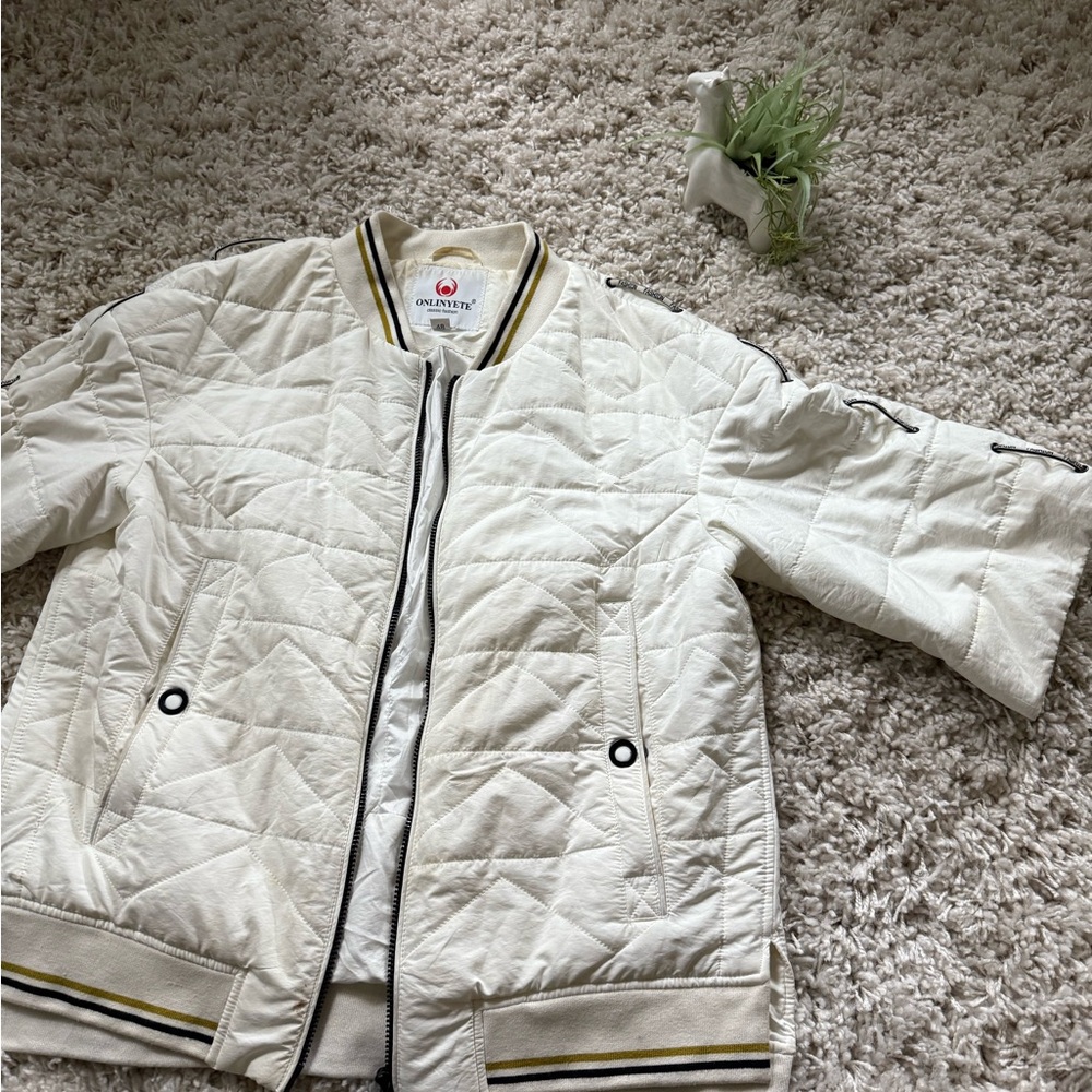 Onlinyete Cream quilted bomber jacket with gold and navy details - Picture 2 of 8